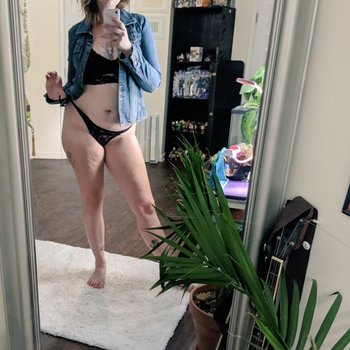 Hot tattooed girl Evelyn Storm taking pics of her sexy figure