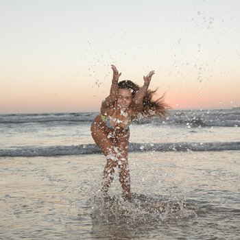 Anastasia Black clignote sa chatte à la plage