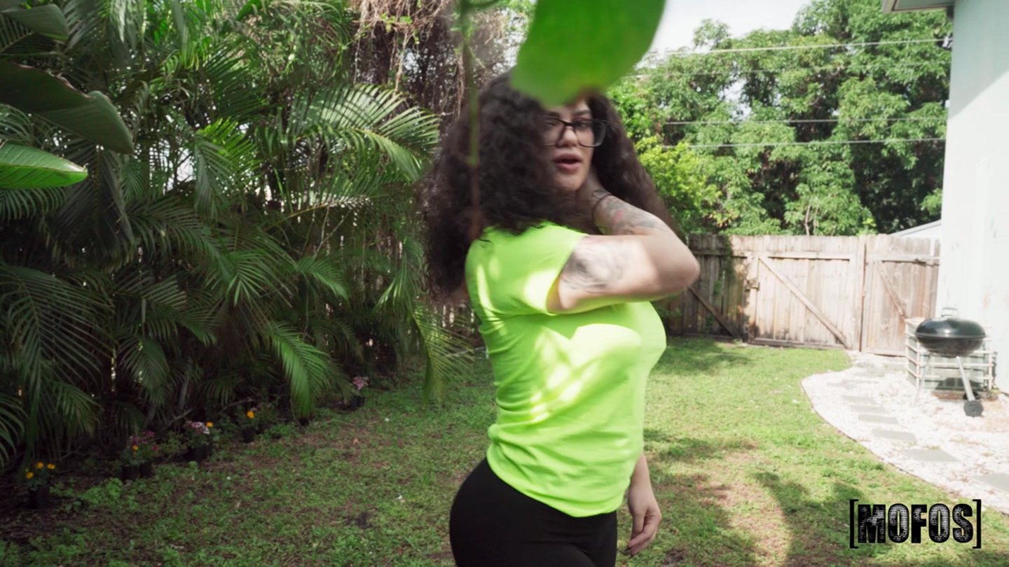 Cycata i tyłeczek Remy Woods zostaje zdemaskowana przez Tony`ego Rubino