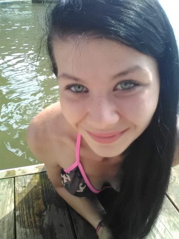 Good looking Amanda Marks showing her body in a bikini outdoors - 000004