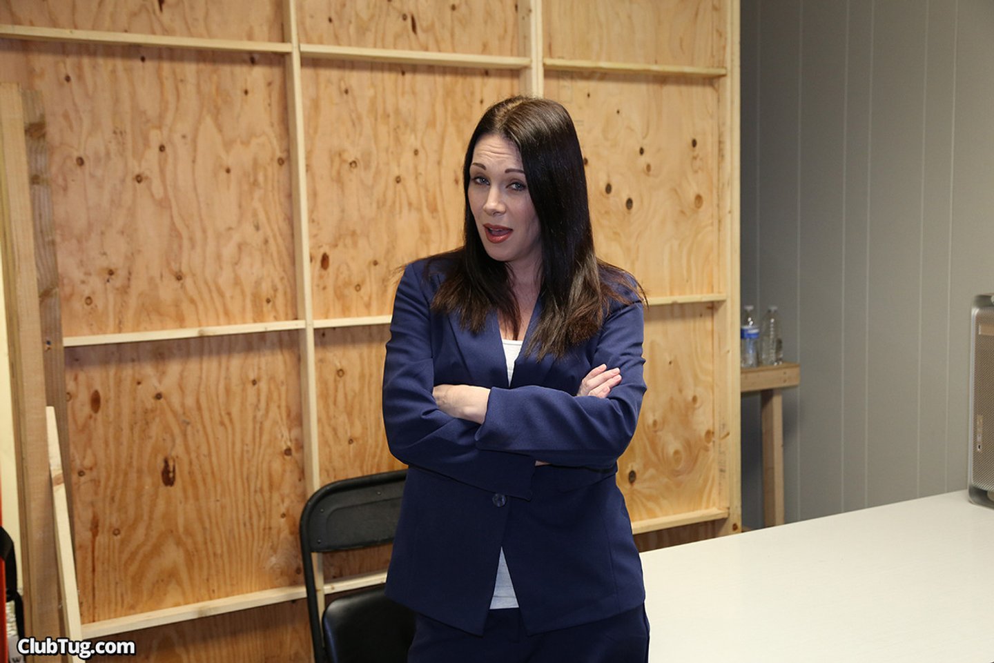 Cycata brunetka Rayveness wykonuje ręczną robotę ze szczęśliwym zakończeniem