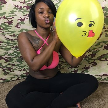 La bombasse solo Kassey Starr joue avec beaucoup de ballons jaunes