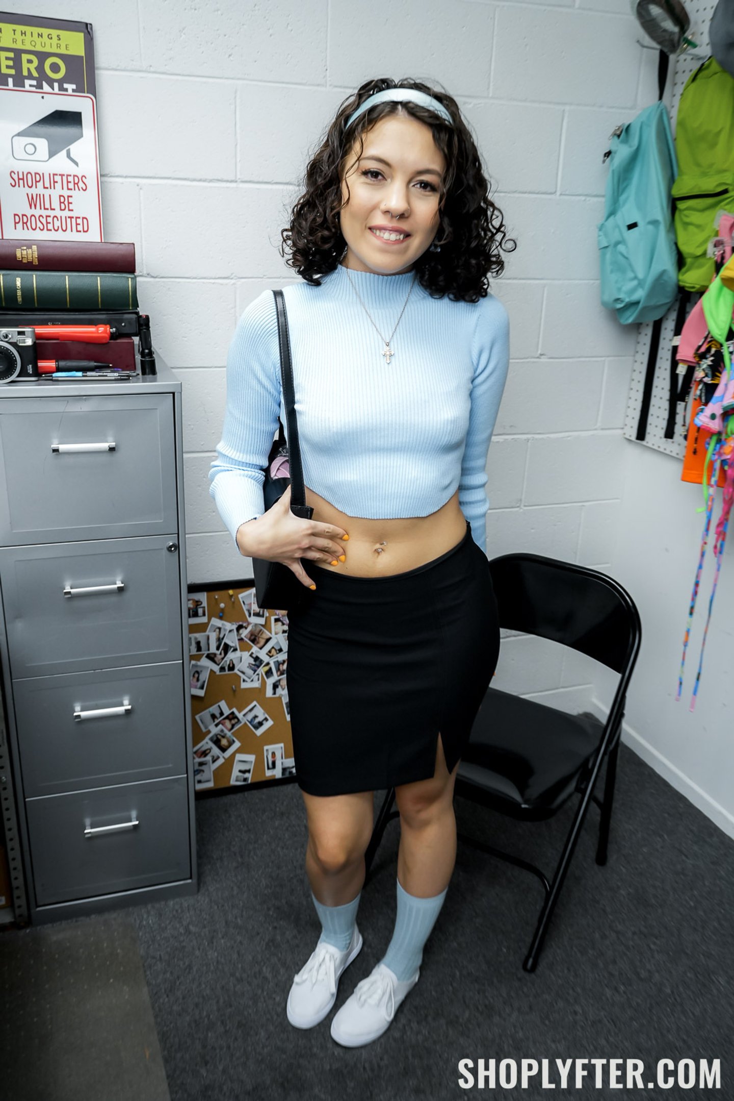 Chuda studentka zostaje przyłapana na kradzieży – Satine Summers