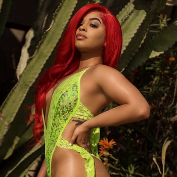 Ace showing off her juicy ass outside