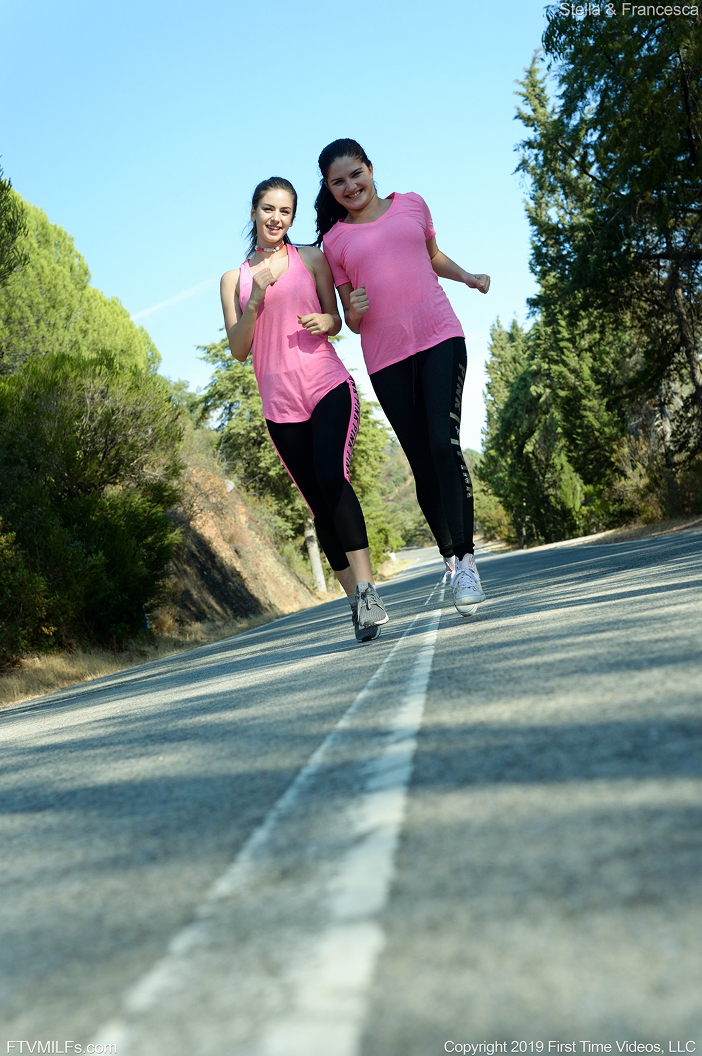Bieganie na świeżym powietrzu i pokazywanie tyłków w wykonaniu Stelli Cox i Franceski DiCaprio