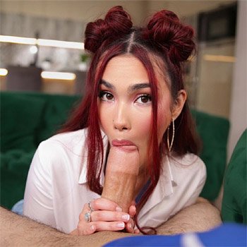 Scarlette Moon suce et baise avec impatience la bite dure de son invité