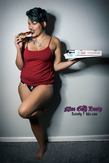 Saintly Nix shows Tits and flaunts her big Butt - Saintly-Nix-Hot-Dish(14)