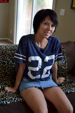 Short haired brunette babe shows her legs on the couch — 6