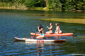 3 Girls on paddle board getting tongues in places 001