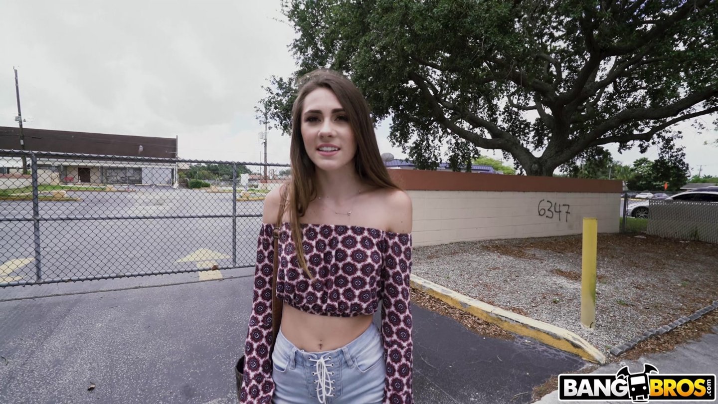 Niegrzeczna Mackenzie Mace bawi się kutasem w samochodzie