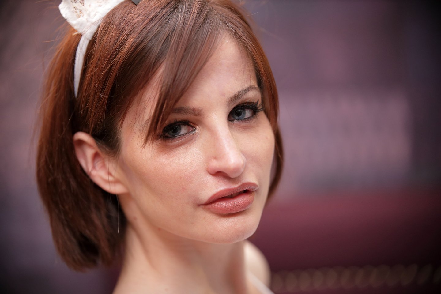 Niegrzeczna francuska pokojówka Ava Courcelles serwuje ogromny czarny słupek