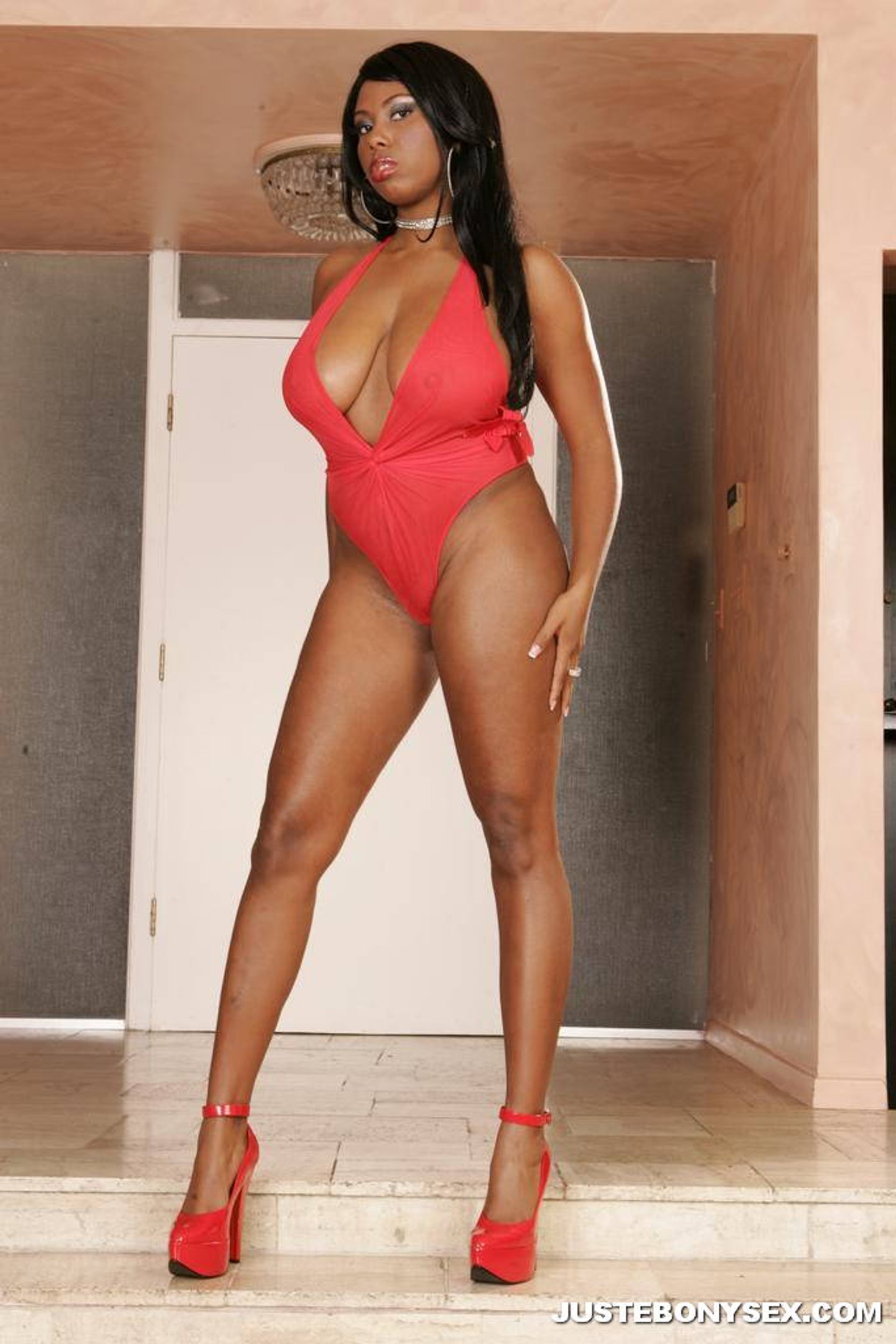 Gruba hebanowa laska na wprawnym języku i kutasie swojego mężczyzny