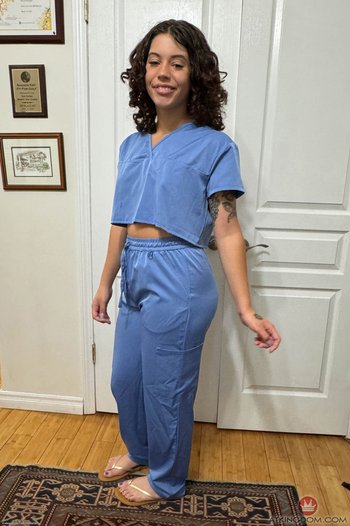 Nurse Nicole Luva comes home from work and spreads her legs wide