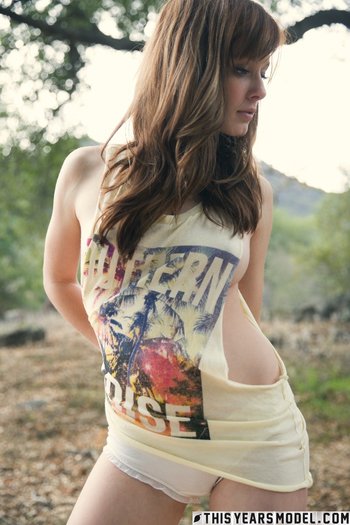 Pretty Kenze Thomas flashing her Pussy outdoors - Kenze-Thomas-picnic(6)