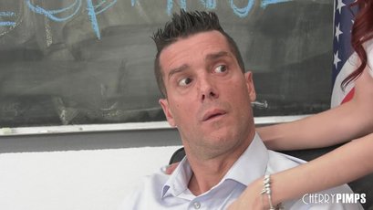 A deslumbrante estudante ruiva April Snow abre as pernas para ser fodida com força