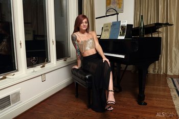 Roxy-Ryder-Bottle-In-The-Twat(2)