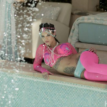 Bonnie Rotten ayant des relations sexuelles anales au bord de la piscine