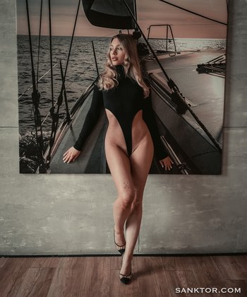 Beautiful model Scarlett showing off her super body lines - 02