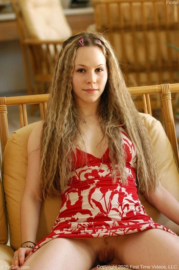 Good looking Fiona Luv exposing her hot ass on the sofa - HD 003