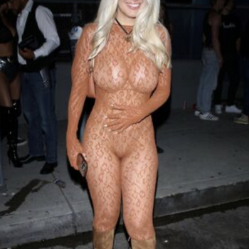 Emily Sears verlaat het Halloweenfeest van Treats Magazine