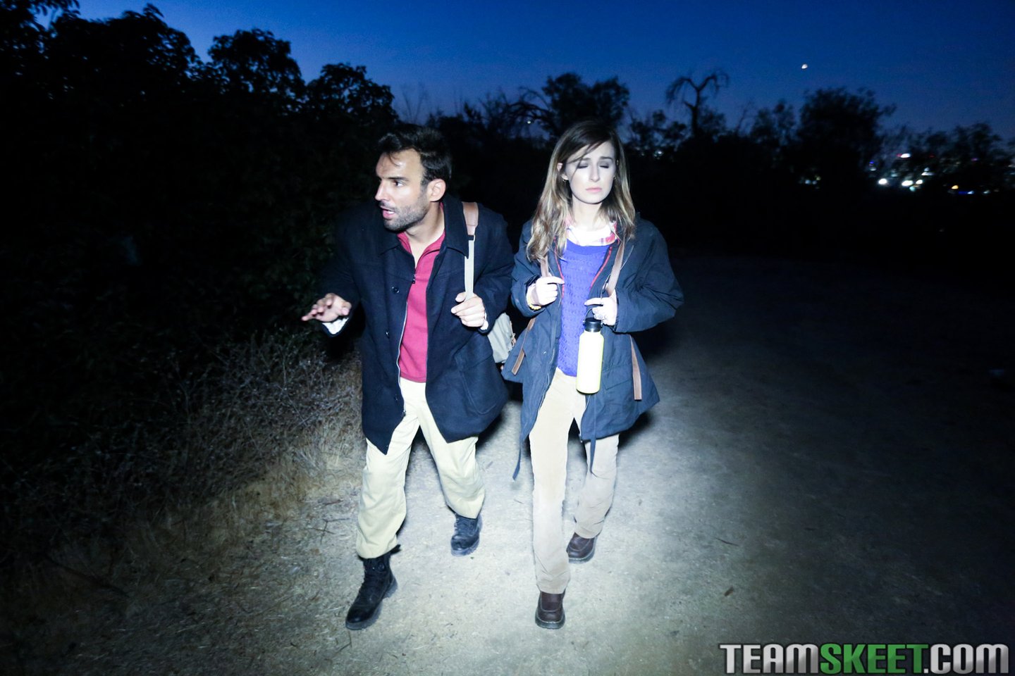 Pożądliwa młoda laska Avery Moon musi zachować ciszę podczas głębokiego ruchania