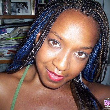 Nuttiges schwarzes Amateur-Babe neckt mit ihrer haarigen Muschi