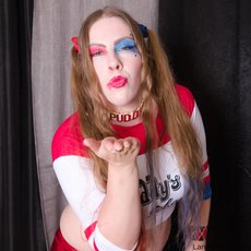 Lana Del Lust teasing with her sexy figure in Harley Quinn costume — 5