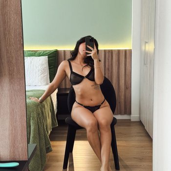 Flexibele solo chick Leyla Grey spreidt haar benen wijd open om haar gaten te laten zien