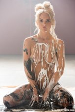 Naked blonde Hottie Rachel Harris covered in Paint — 6