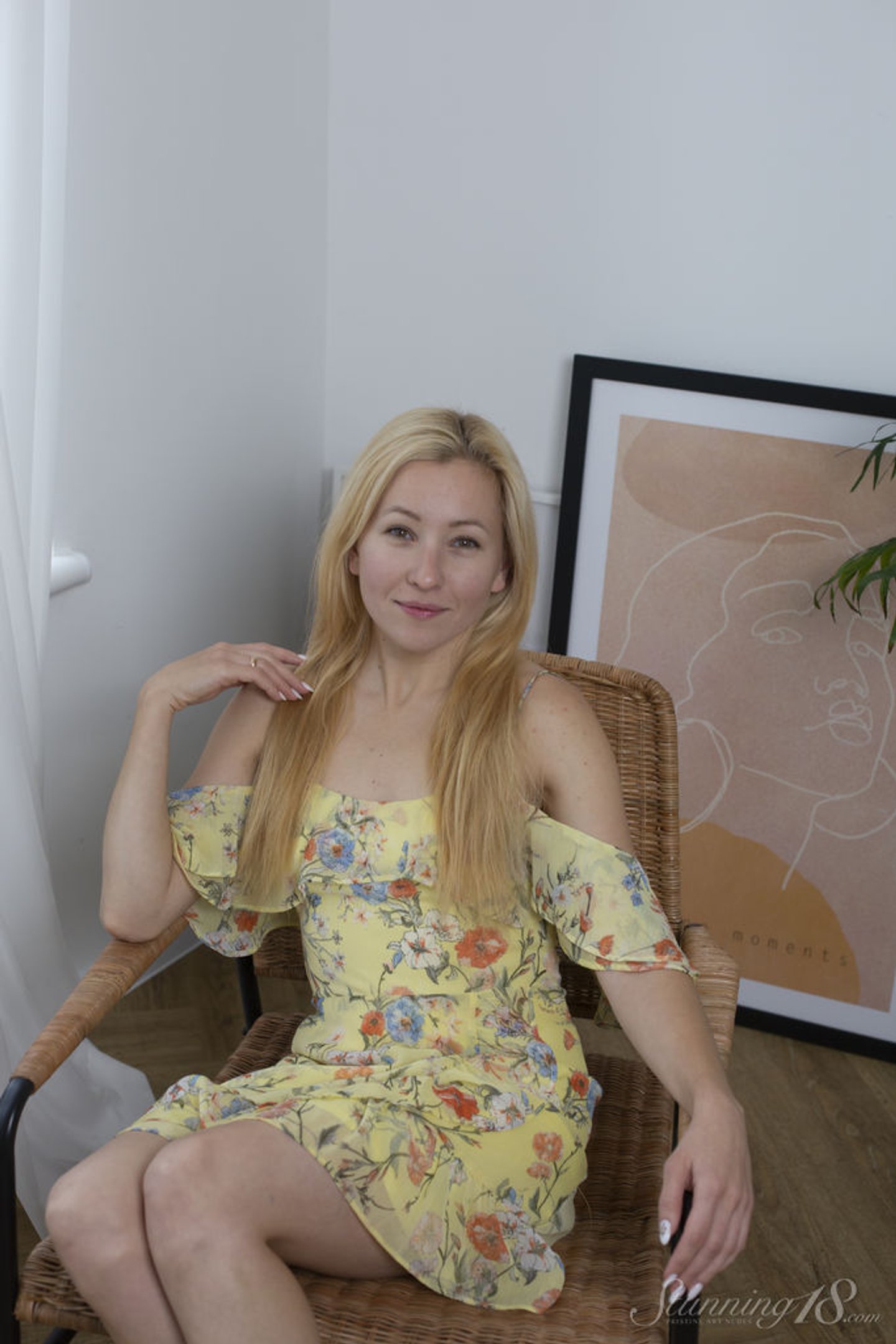 Sati Sol rozbiera się i pokazuje cyce