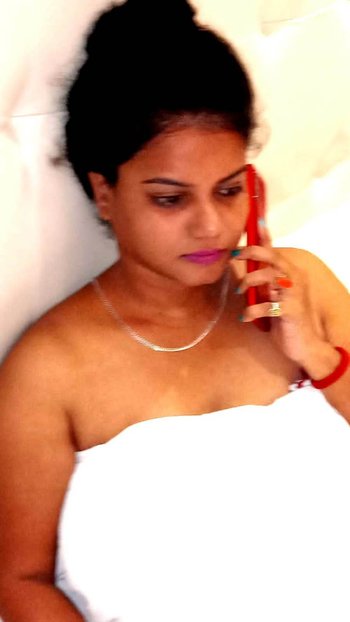 Amazing Indian hottie showing her body in different scenes - 000003