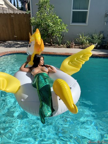 Briana Lee shows big Tits in Mermaid Suit in Pool - Briana-Lee-Busty-Mermaid(2)