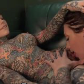 Tiger Lily fode outra gata tatuada