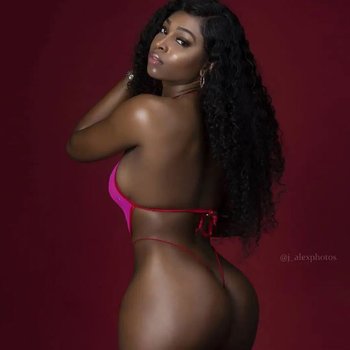 Hot Babe shaking her banging Ass around