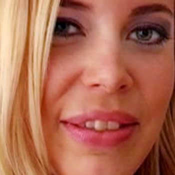 Die vollbusige Alicia Rhodes lässt sich von einigen Mädchen hart rannehmen