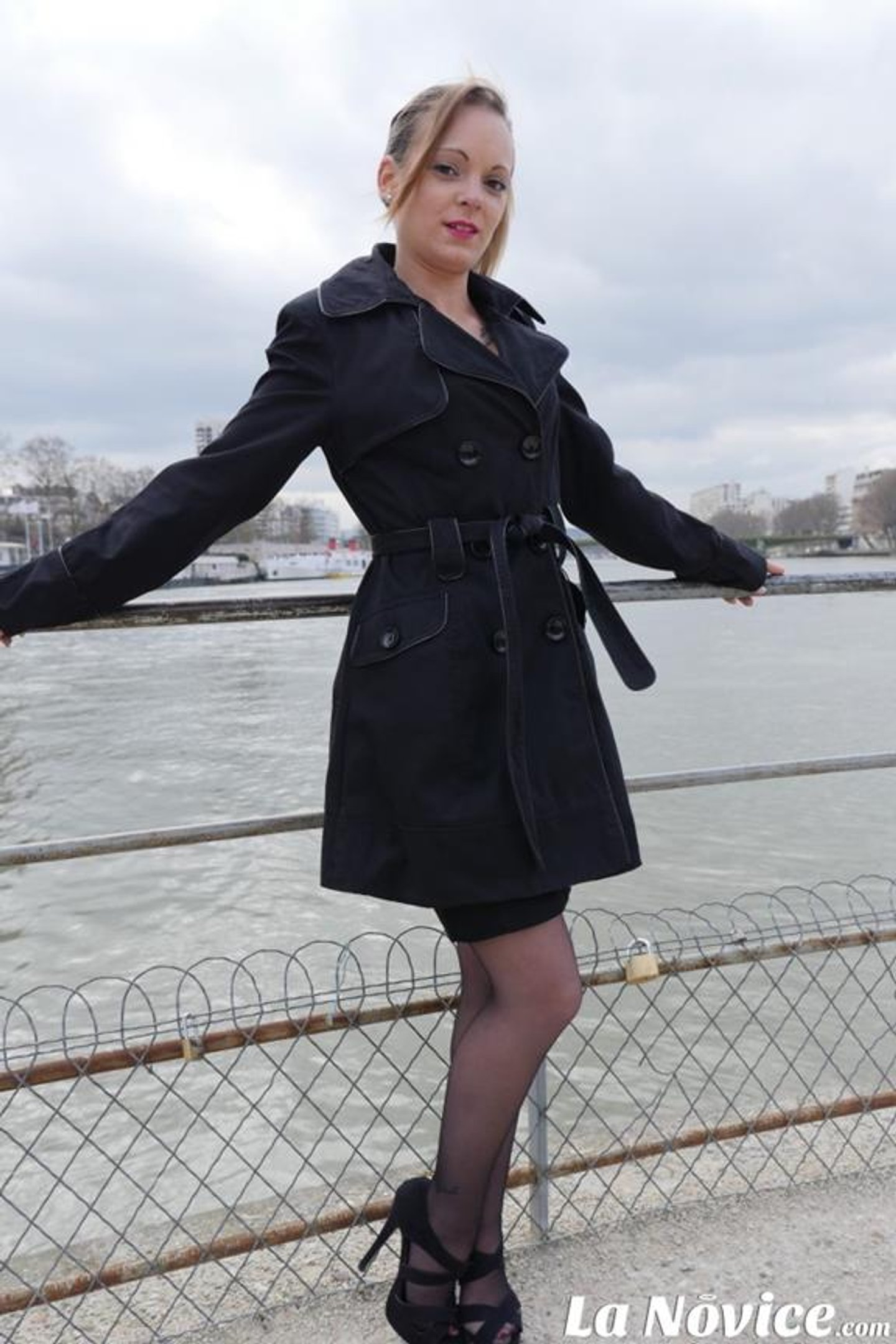 Tiffany Leiddi ujeżdża Donga w pończochach