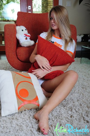 Cute babe Aston Richards poses in a FreeOnes tshirt - Cute babe Aston Richards poses in a FreeOnes tshirt 005