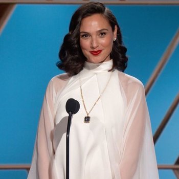 Gal Gadot participando da premiação anual do Globo de Ouro