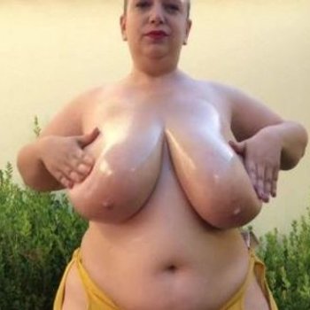 Mia Sweetheart loving to cream up her Boobies