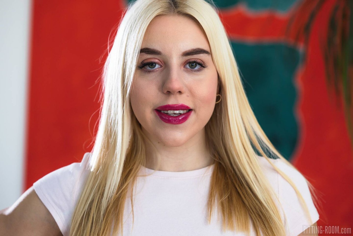 Napalona blondynka Carolyne Marian rozkłada nogi i wierci swoją ogoloną cipkę