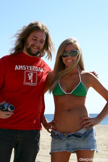 Juicy blonde Brynn Tyler posing in a green bikini on the beach - 000012