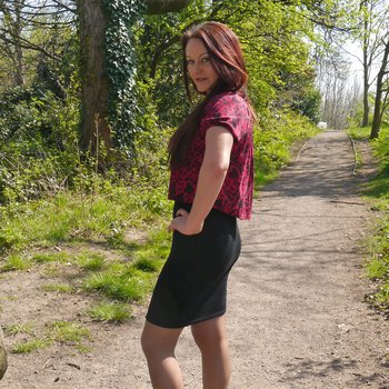 Hot redhead MILF sparkles in sexy nylons and heels