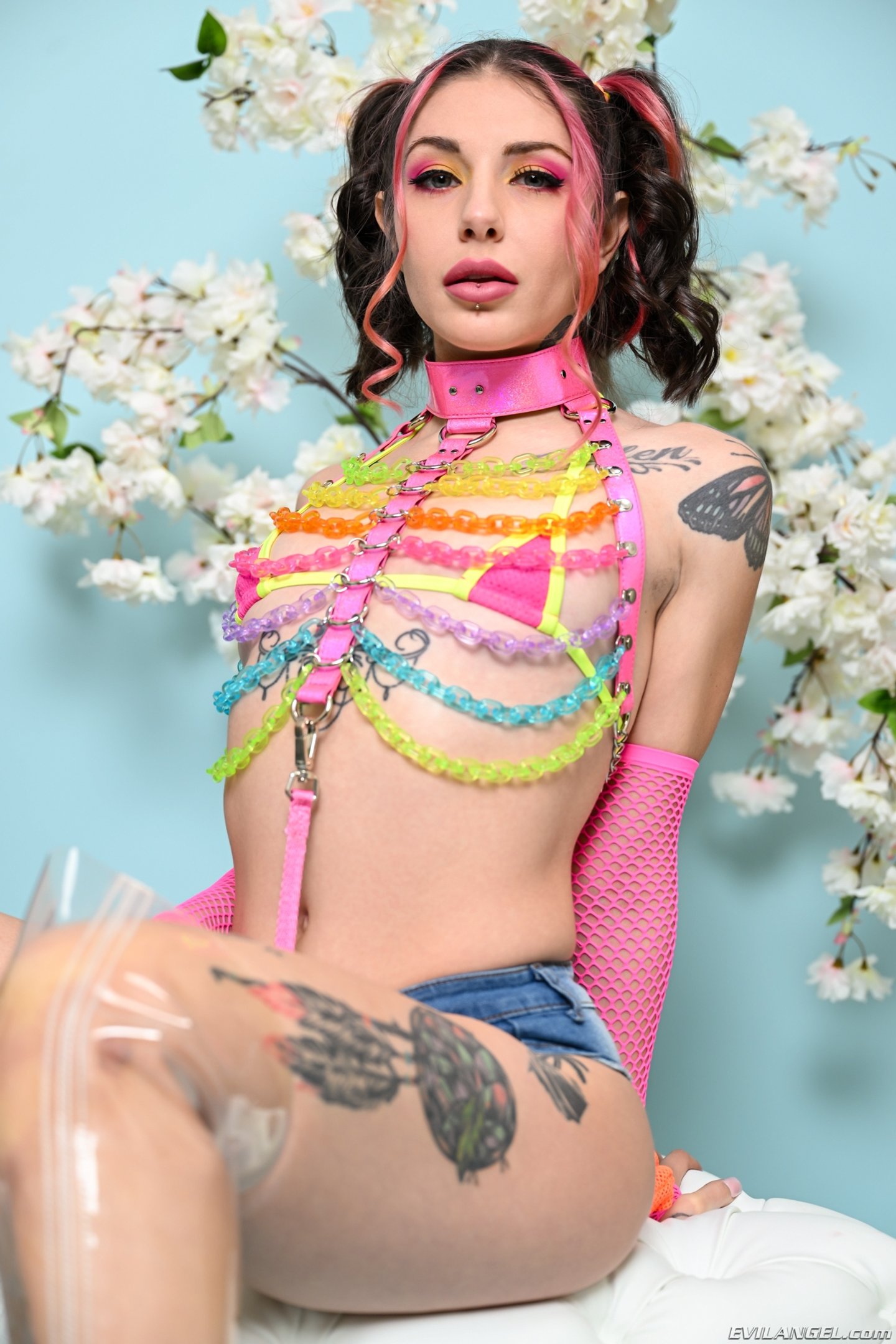 Wytatuowana Brenna McKenna zostaje ostro zerżnięta i wytryskana na twarz