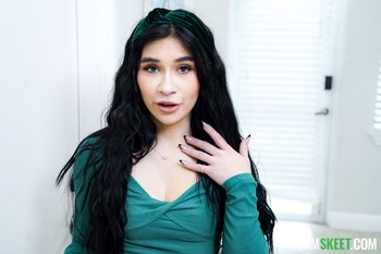 Slender girlfriend Delilah Dagger gives a footjob before getting penetrated