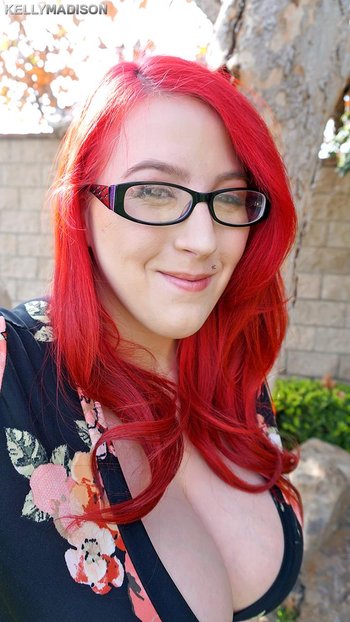Redhead Bimbo Kamille Amora exposes her huge Tits - Kamille-Amora-Huge-Tits(1)