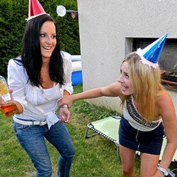 Babe Leony Aprill geniet ervan om buiten kletsnat te worden