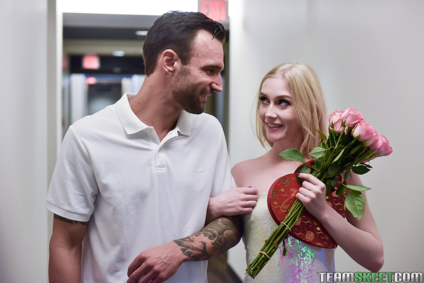 Super gorąca Emma Starletto uprawia dziki trójkąt z MMF w Walentynki