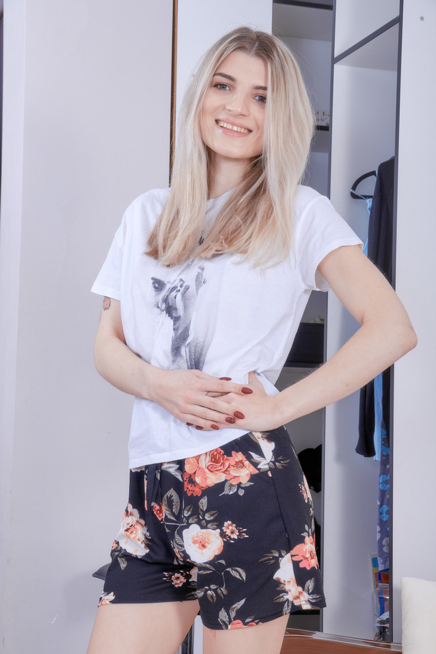 Monroe Fox zostaje ostro wyruchana przez nieznajomego w zamian za gotówkę