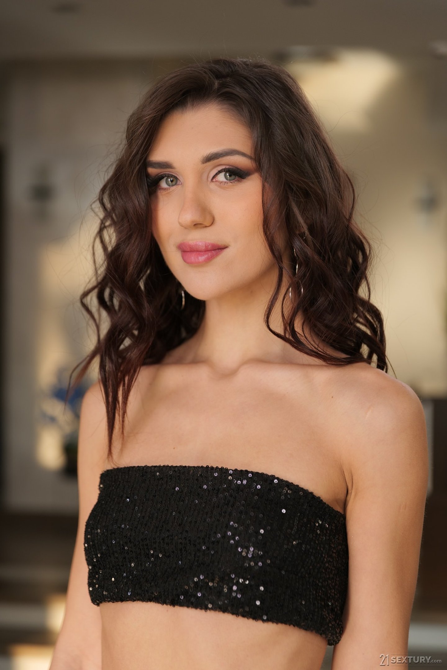 Seksowna brunetka lisica Jadilica wpycha wielkiego kutasa Renato w swoją dupę