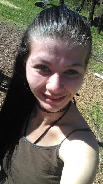 Brunette cutie Amanda Marks taking pics of her lovely face - 000011